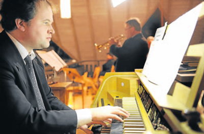 Johannes Unger an der Orgel. Foto: Lippert